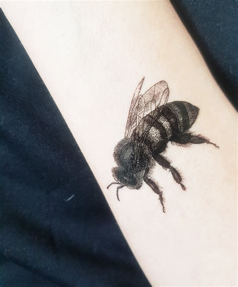 realistic honey bee tattoo.